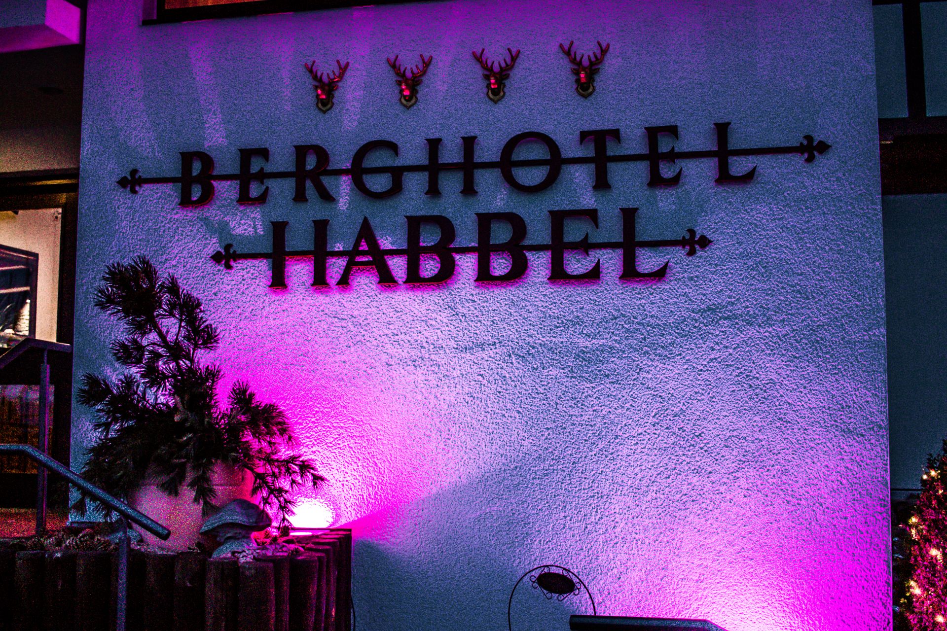 Berghotel Habbel Logo an der Außenwand